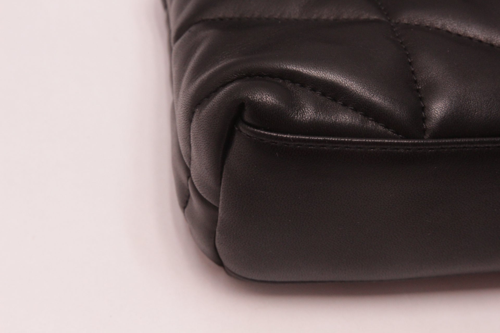 Yves Saint Laurent Puffer Toy aus Lammleder Noir