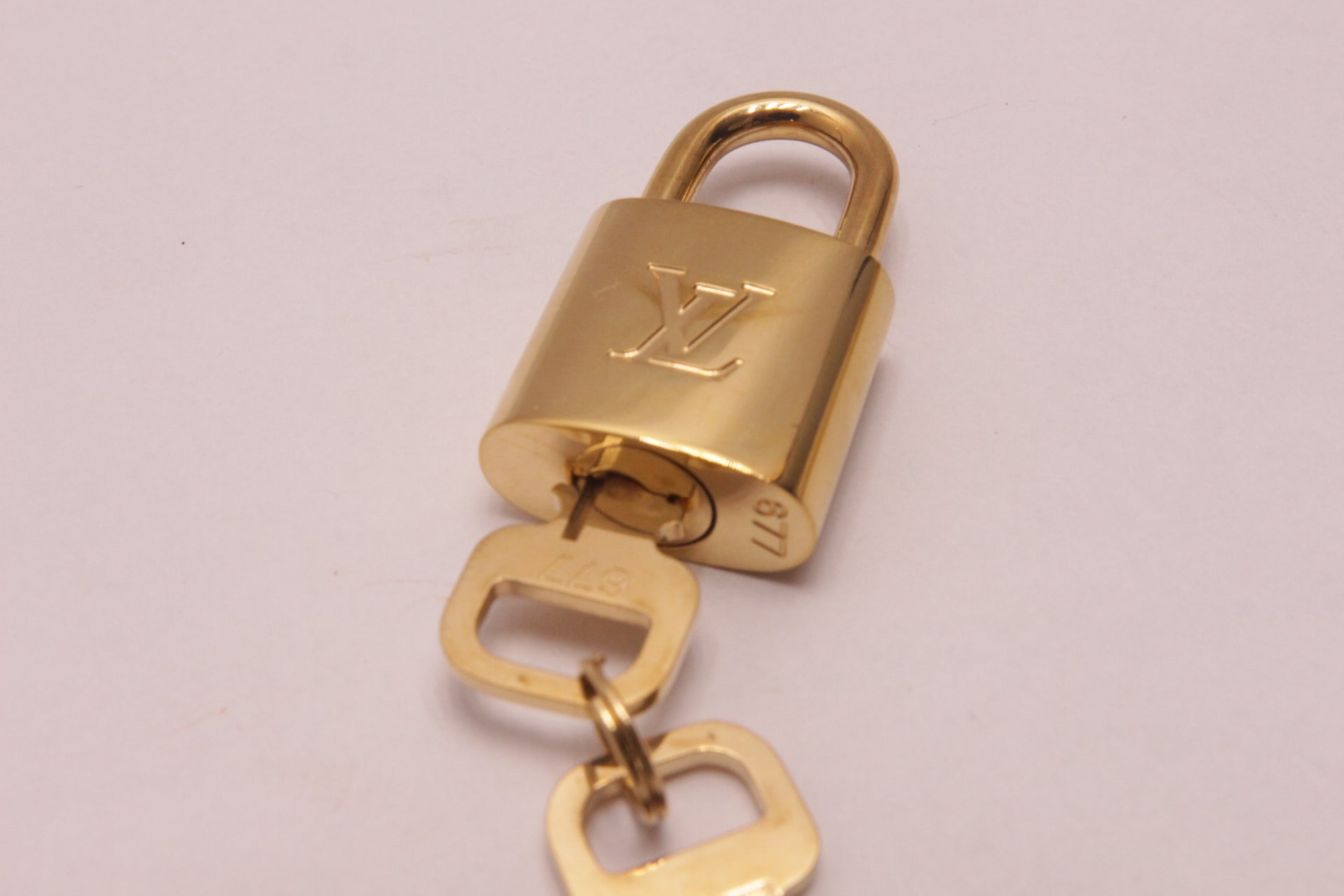 Louis Vuitton Schloss No. 677 mit zwei Schlüsseln Gold/Messing