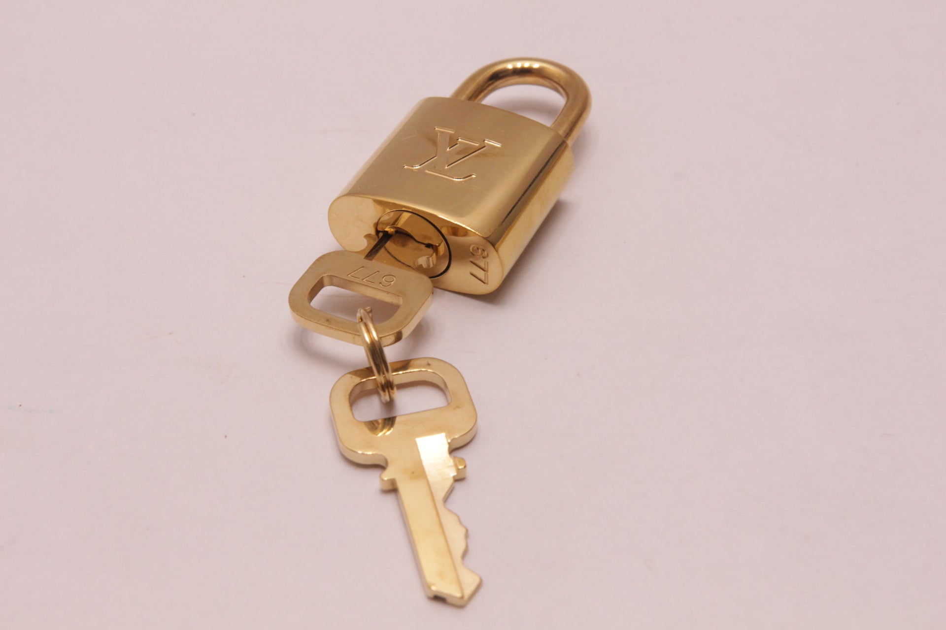 Louis Vuitton Schloss No. 677 mit zwei Schlüsseln Gold/Messing