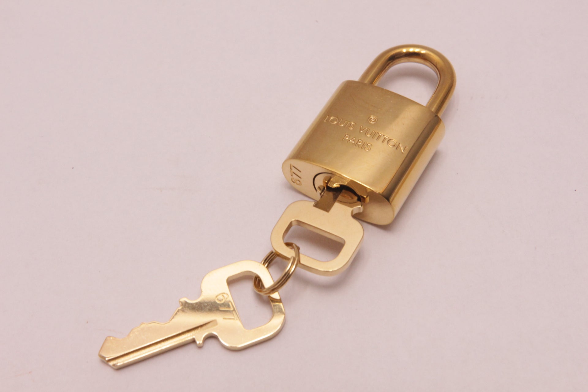 Louis Vuitton Schloss No. 677 mit zwei Schlüsseln Gold/Messing