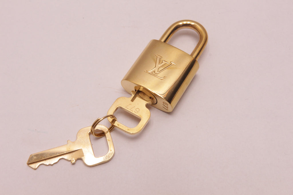 Louis Vuitton Schloss No. 677 mit zwei Schlüsseln Gold/Messing
