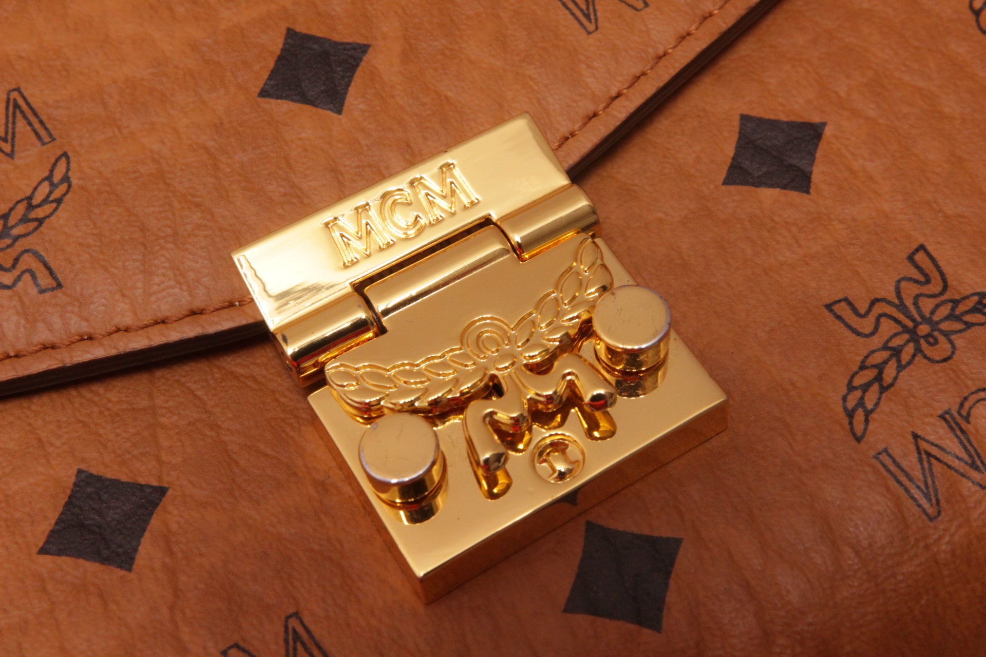 MCM Tracy Umhängetasche in Visetos