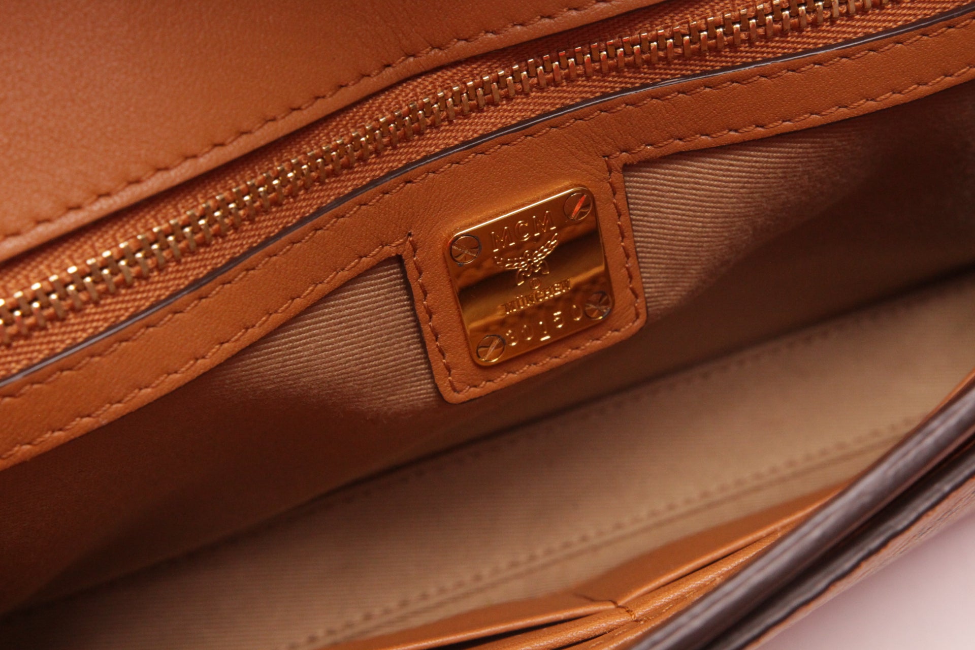 MCM Tracy Umhängetasche in Visetos