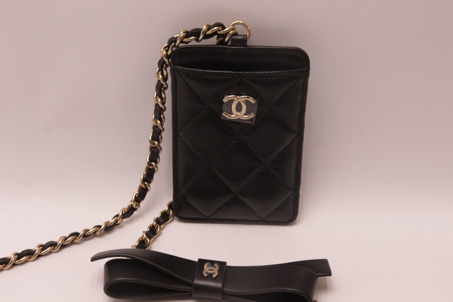 Chanel Leder Kartenetui mit Kette und Schleife