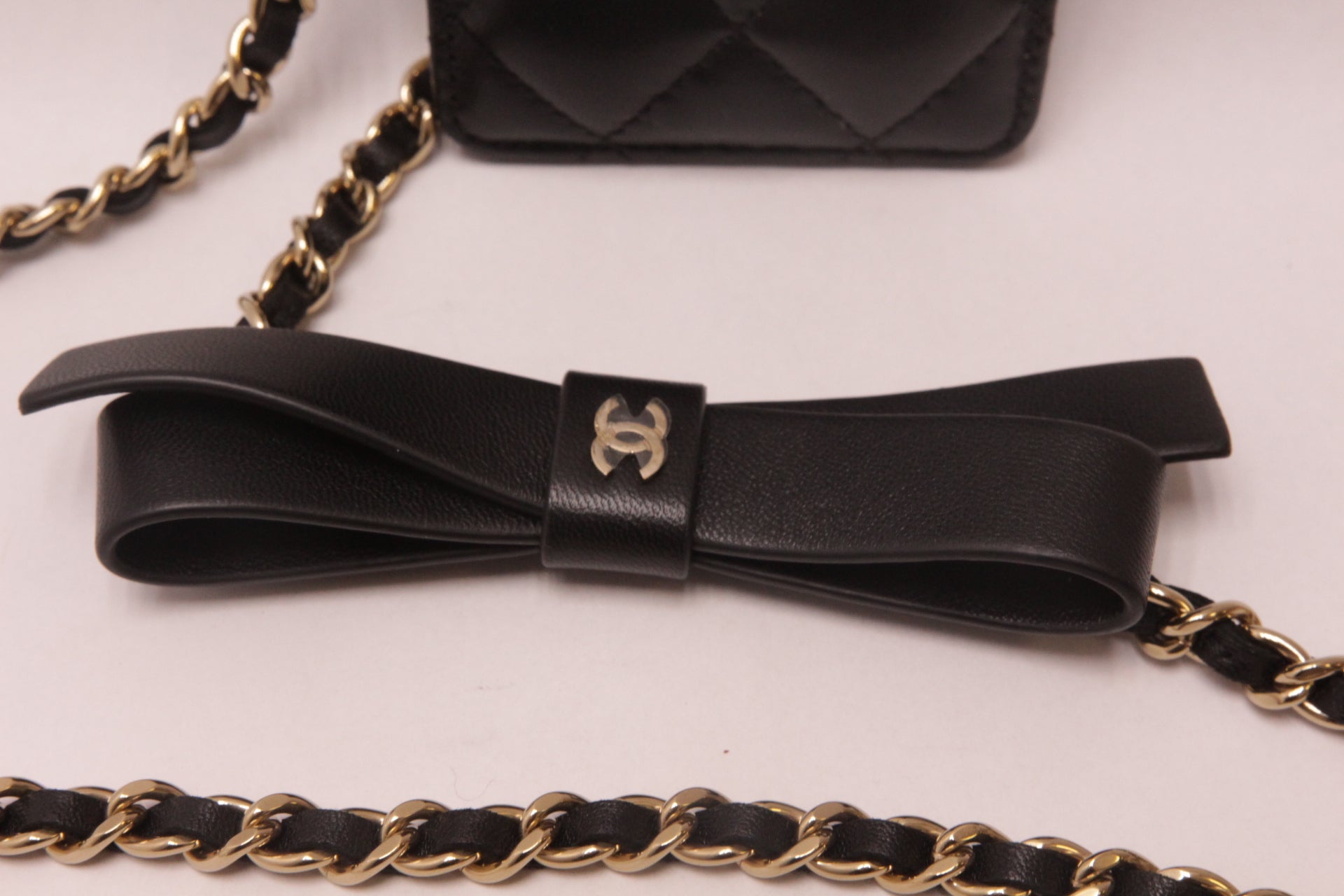 Chanel Leder Kartenetui mit Kette und Schleife